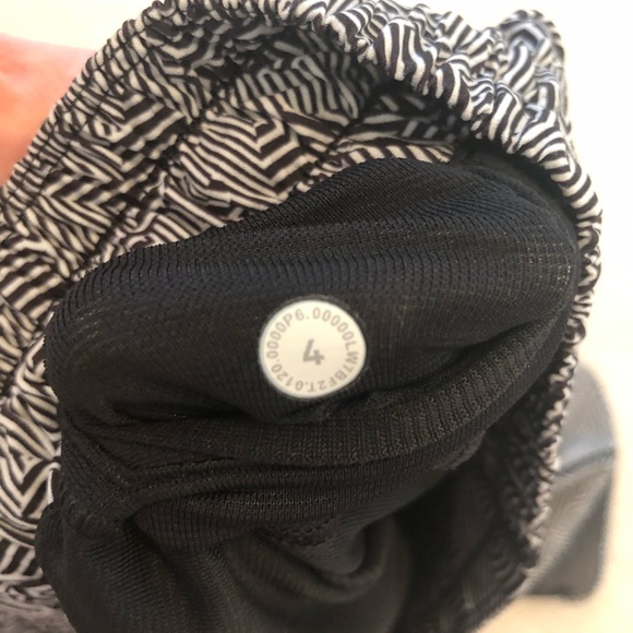 Lululemon Seawheeze shorts 4” hotty hot shorts - Picture 4 of 5